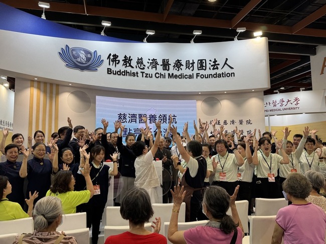 AI模擬失智、桌遊防嗆咳　慈濟醫養打造友善高齡 | 華視新聞