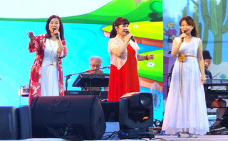 民歌50經典澎湖沙灘開唱  觀眾嗨唱掀高潮