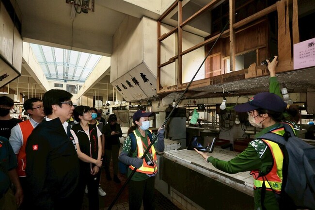 陳其邁雨後視察登革熱防治  無人機巡檢屋頂積水 | 華視新聞