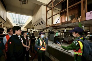 陳其邁雨後視察登革熱防治  無人機巡檢屋頂積水