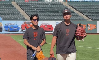 鄧愷威手套繡國旗感念台灣  父親節謝謝爸爸支持