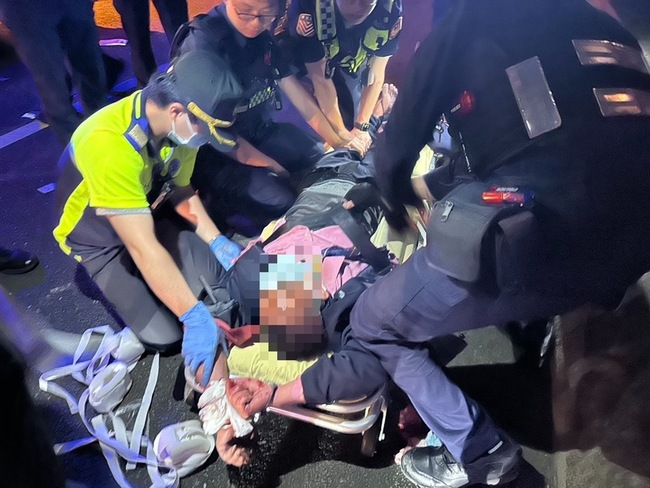 竹縣男子醉後持刀搶救護車　國道遭攔截壓制送醫 | 華視新聞