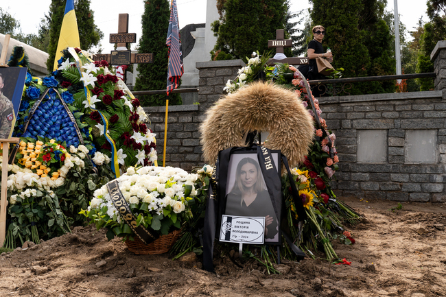 烏克蘭戰地記者遭俄羈押身亡　基輔告別式逾百人送行 | 華視新聞