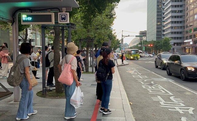 議員指市民小巴站無排隊線易釀爭執　北市評估優化 | 華視新聞