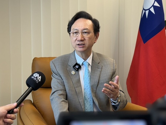 賀新加坡60年國慶  駐星代表童振源出書致敬 | 華視新聞