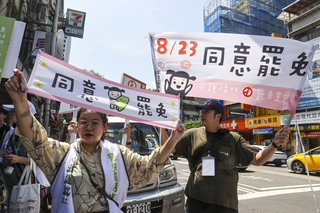 爭取不同意罷免　羅明才與謝國樑站量販店入口致意