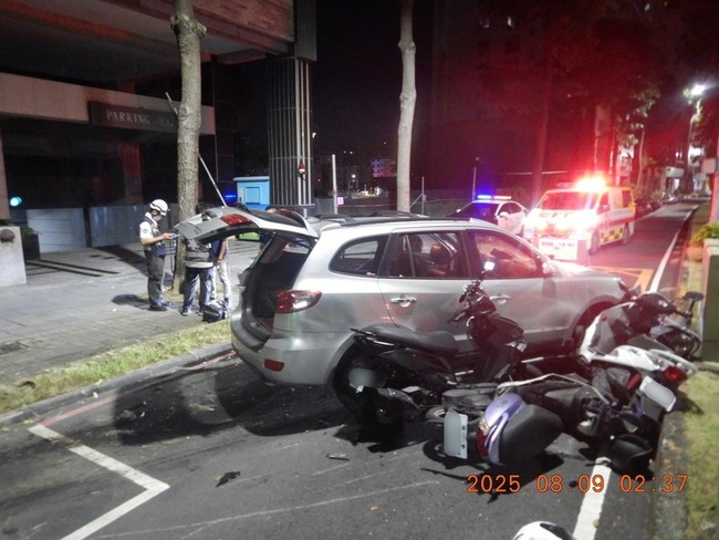 高雄男深夜逆向撞路旁13輛機車　警查獲毒品送辦 | 華視新聞