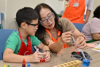 屏東祖孫同樂玩科學　小蘇打變魔法火箭