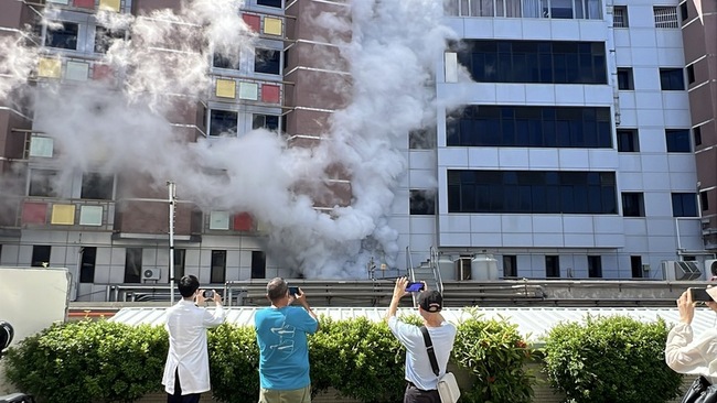 台東馬偕汰換舊設備　釋放1000公升液態氦場面罕見 | 華視新聞