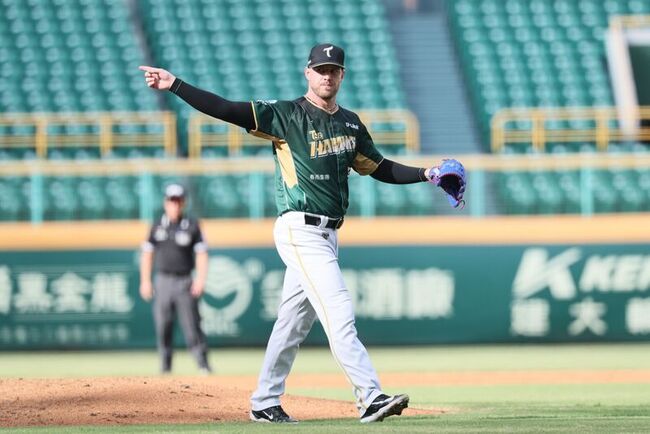 後勁跨季21連勝平聯盟紀錄　壽星魔鷹雙響砲 | 華視新聞