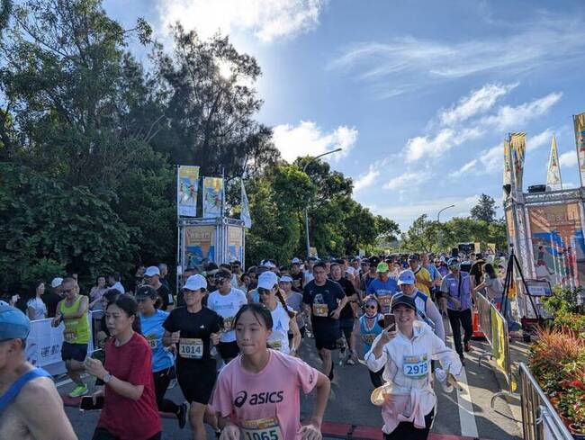 金門秘徑千人開跑　馬拉松傳奇許績勝到場勉勵 | 華視新聞