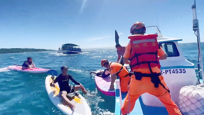 小琉球玩立槳12人漂至外海　海巡救援無人傷 | 華視新聞