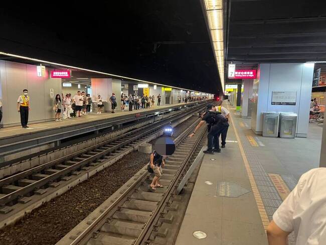 男疑酒醉高雄車站落軌無大礙　警擬依鐵路法裁罰 | 華視新聞
