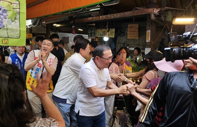 兩市長陪羅明才掃街反罷  綠營訴求台灣價值優先 | 華視新聞