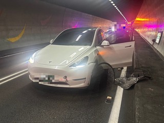 特斯拉自撞國5雪山隧道壁 駕駛稱為撿物品肇事