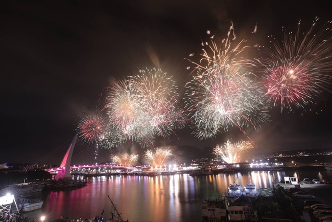 新北漁人碼頭煙火秀  桃粉浪漫氛圍近6萬人欣賞 | 華視新聞