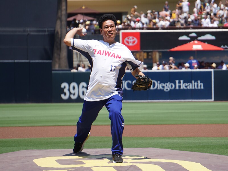 假日飛刀手陳義信登大聯盟開球