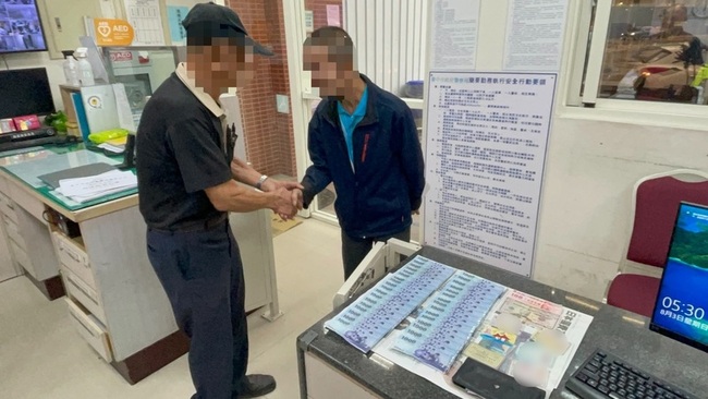 台中豐原廟公馬桶撈出皮夾 警方聯繫失主領回 | 華視新聞