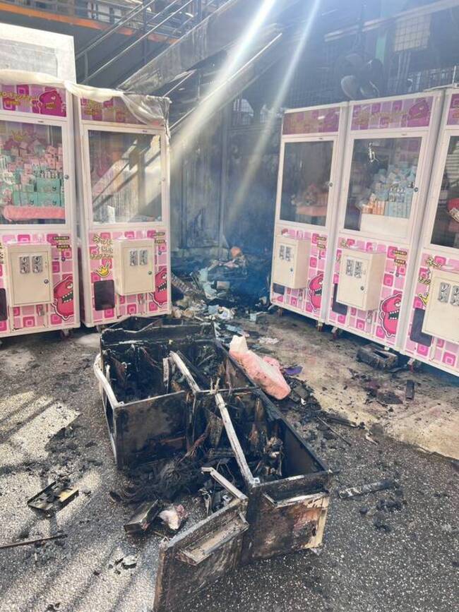台中逢甲商圈娃娃機台起火　警方循線查獲肇事男 | 華視新聞