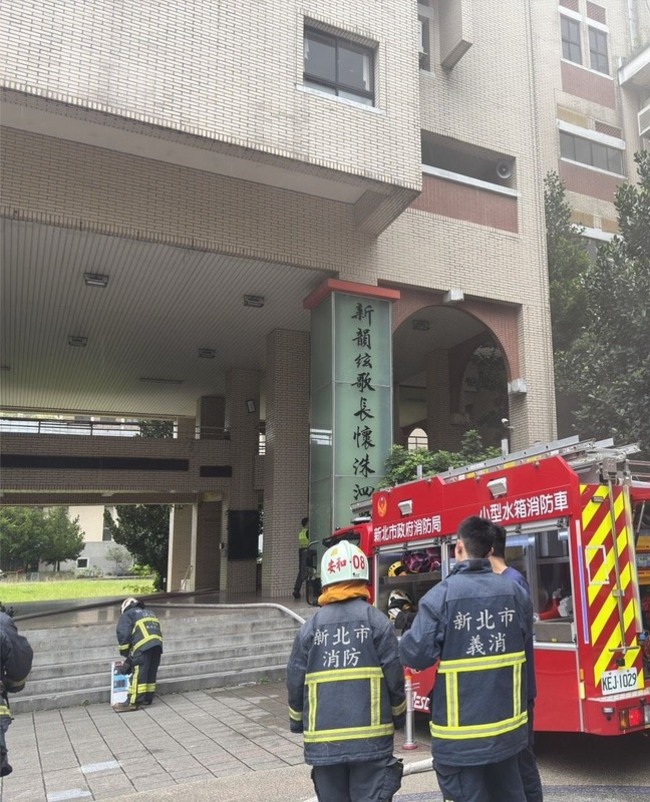 新店高中地下1樓機房起火　幸無人傷 | 華視新聞