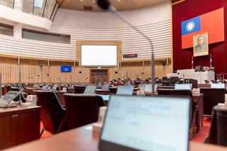 高市議會桌面設可折疊顯示器  康裕成：議事更高效