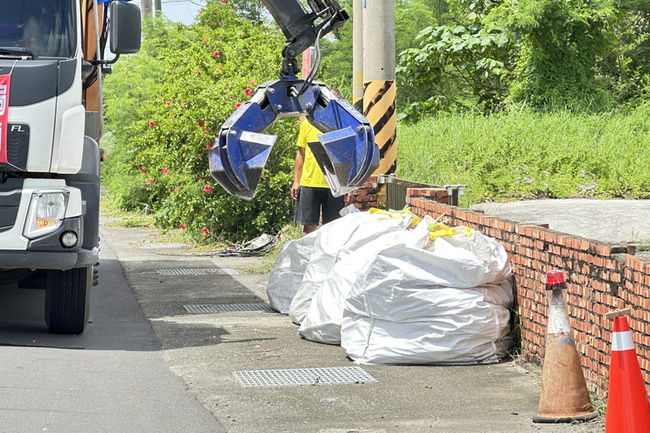 台南加速清運風災後廢石綿瓦  已清1273公噸 | 華視新聞