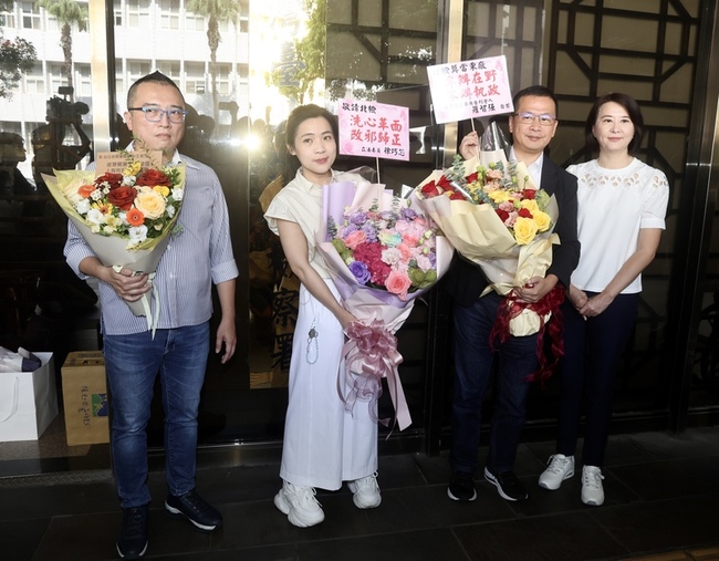 藍白送花束給北檢檢察長王俊力 籲勿當政治打手 | 華視新聞