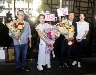 藍白送花束給北檢檢察長王俊力 籲勿當政治打手