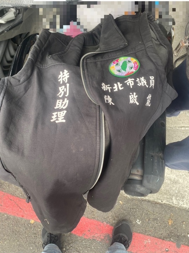 新北男穿自製議員特助背心關心工程　警逮人送辦 | 華視新聞