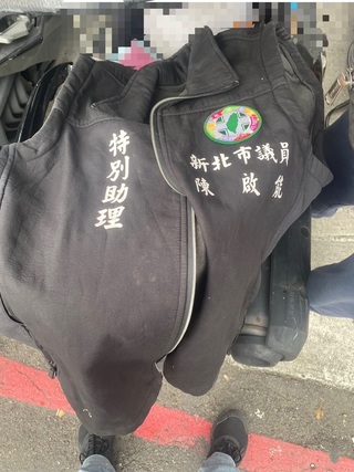 新北男穿自製議員特助背心關心工程　警逮人送辦