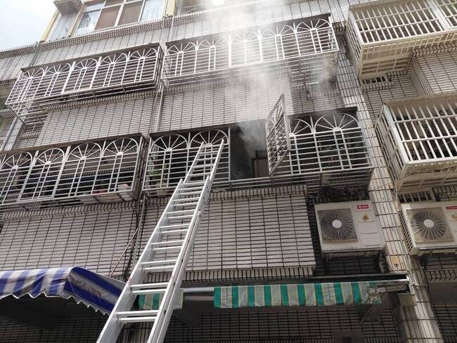 台中男疑抓蟲噴殺蟲劑後點火  引燃雜物釀火警 | 華視新聞