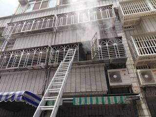 台中男疑抓蟲噴殺蟲劑後點火  引燃雜物釀火警