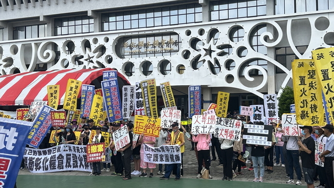 600人場外抗議彰化設火葬場　環評會要求補資料再審 | 華視新聞