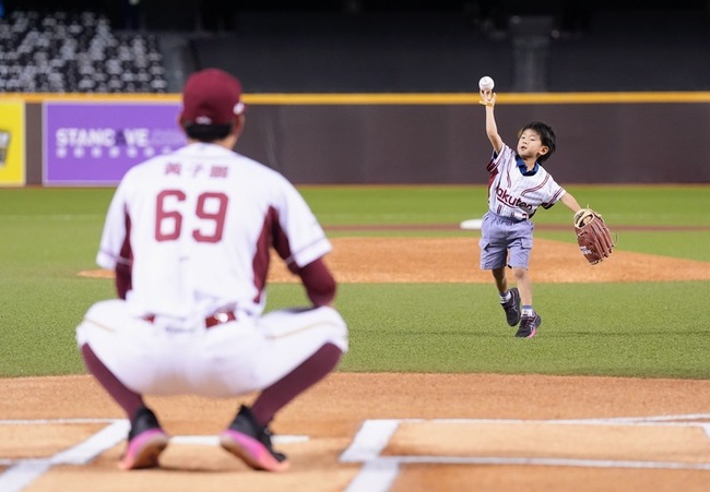 黃子鵬帶5歲兒子大巨蛋開球  是否打棒球自然發展 | 華視新聞