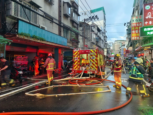 新北板橋2樓民宅火警  預防性疏散5人送醫 | 華視新聞