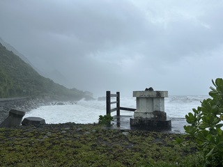 颱風楊柳來襲花蓮海岸掀大浪　派員監看公路安全