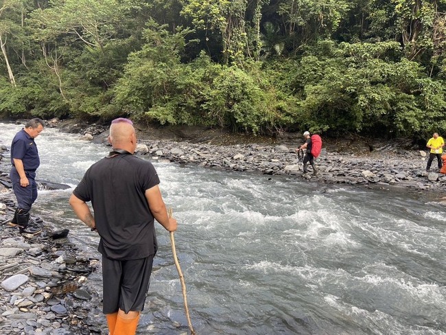 登山遇溪水暴漲受困　南投仁愛警冒險渡溪救6人 | 華視新聞