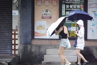 颱風楊柳進逼墾丁風雨漸強　屏東多道路預警封閉