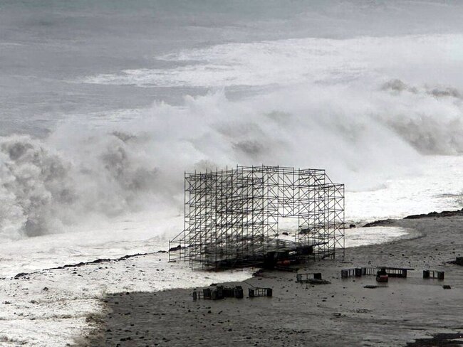 颱風楊柳襲台東　吹破縣府玻璃門、吞沒音樂節舞台 | 華視新聞