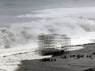颱風楊柳襲台東　吹破縣府玻璃門、吞沒音樂節舞台