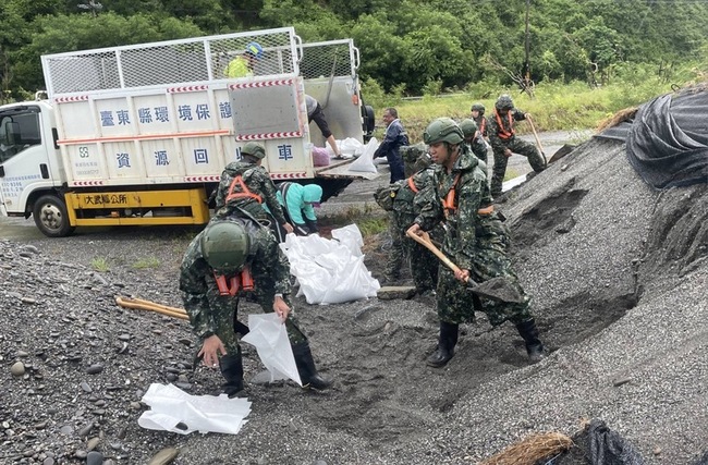 颱風直撲台東　國軍助大武鄉緊急堆沙包疏散居民 | 華視新聞