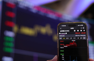 台積電寫1200元天價 台股爆量收24370點逼近新高