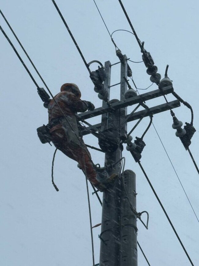 台東上午一度2759戶停電　台電待風雨稍停全力搶修 | 華視新聞