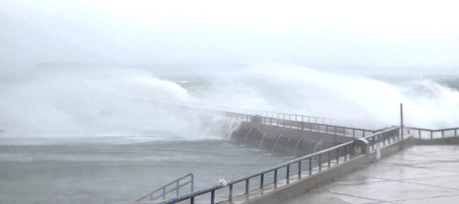 颱風楊柳侵襲　澎湖掀狂風巨浪 | 華視新聞