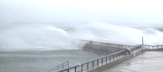 颱風楊柳侵襲　澎湖掀狂風巨浪