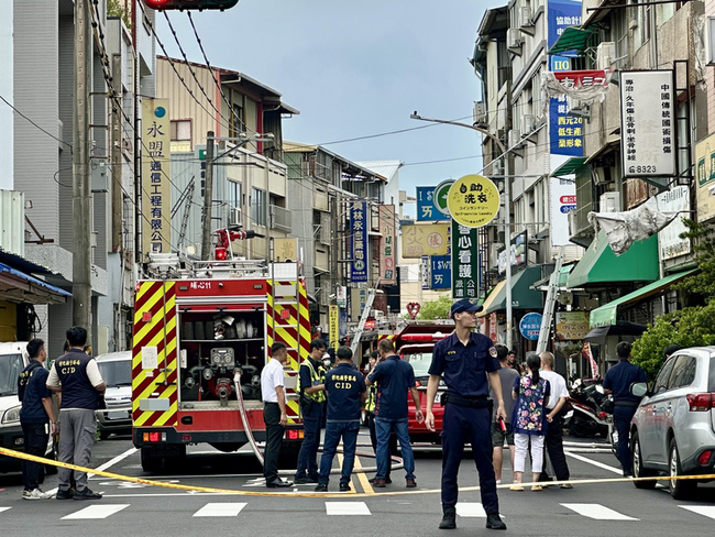 彰化男持刀搶機車又搬瓦斯桶反鎖　鄰居緊張報警 | 華視新聞