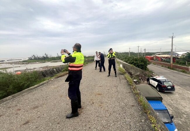 颱風天竟至布袋鎮海邊釣魚  28歲男疑落水遭浪捲走 | 華視新聞