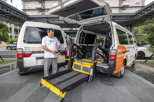 南投獲捐2輛長照交通接送車　助長輩就醫更方便 | 華視新聞