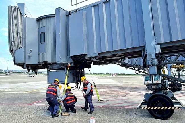 颱風楊柳襲台　桃機綁空橋加強防颱整備巡檢 | 華視新聞