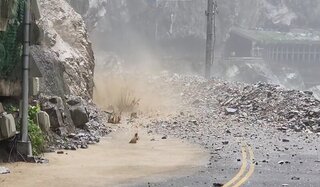 中橫靳珩隧道西口落石阻斷交通  人員機具待命搶修